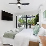 Spacious 2 Bed/2 Bath Garden Apartment Aircon