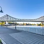 Stylish & Superb! 2Bed/2Bath/1Car~ Walk To Cbd