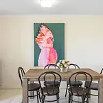 Albion Convenient Hideaway With Parking & Balcony
