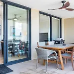 Stylish Central City Retreat With Pool Parking