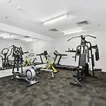 2-Bed City Abode With Swimming Pool Gym & Views