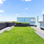 Elegant 2-Bed With Rooftop Dining & Fabulous Views