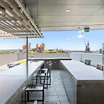 Elegant 2-Bed With Rooftop Dining & Fabulous Views