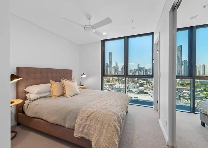 Prime Located Luxe 2 Bedroom Sky Home/Sensational Views