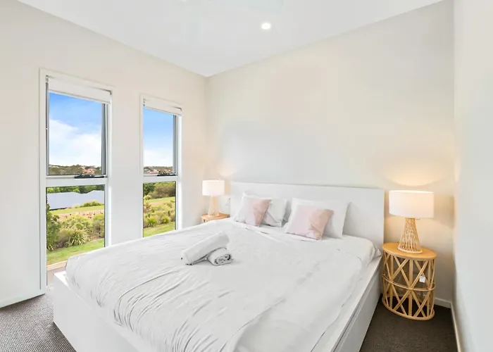 Luxury Hilltop Brand-New 5Bd Holiday Home