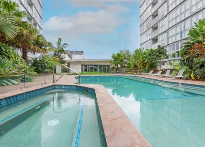 Top-Floor Luxe Stay In The City Free Parking, Pool, Gym, Wifi