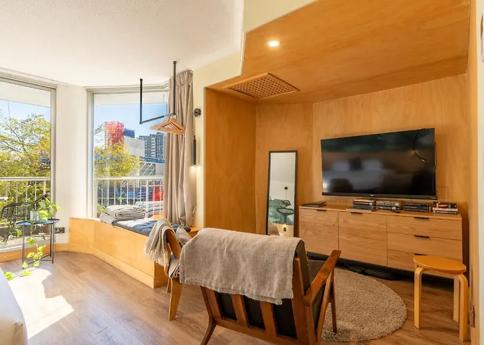 Quirky Cbd Studio With Pool Sauna And Balcony