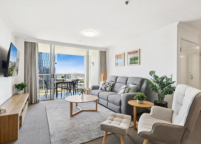 2-Bed City Abode With Swimming Pool Gym & Views