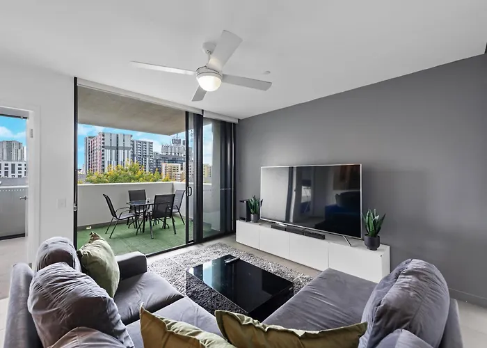 Central Apt Close To Hospital With Pool And Car Park!