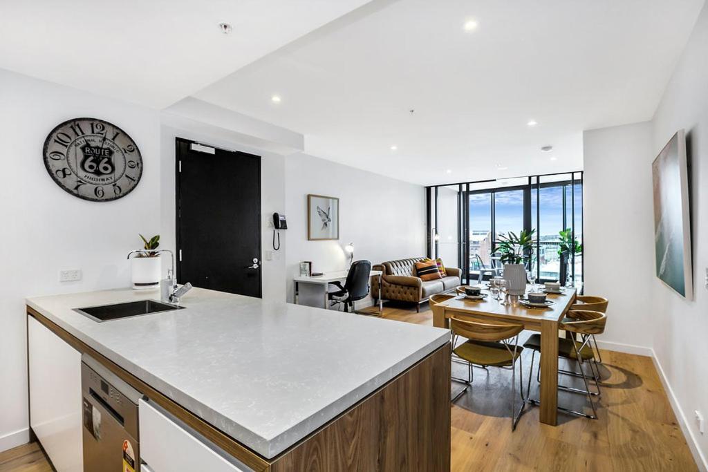 Kozyguru Fortitude Valley 2 Bed Designer + Free Parking Qfv179-803 *