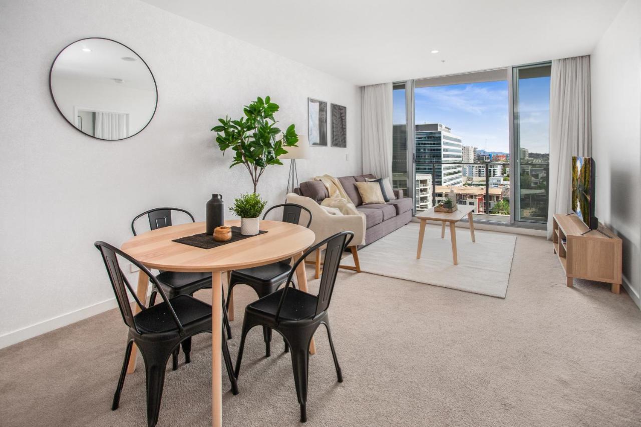 Slick Valley Pad With Balcony And Rooftop Pool Brisbane