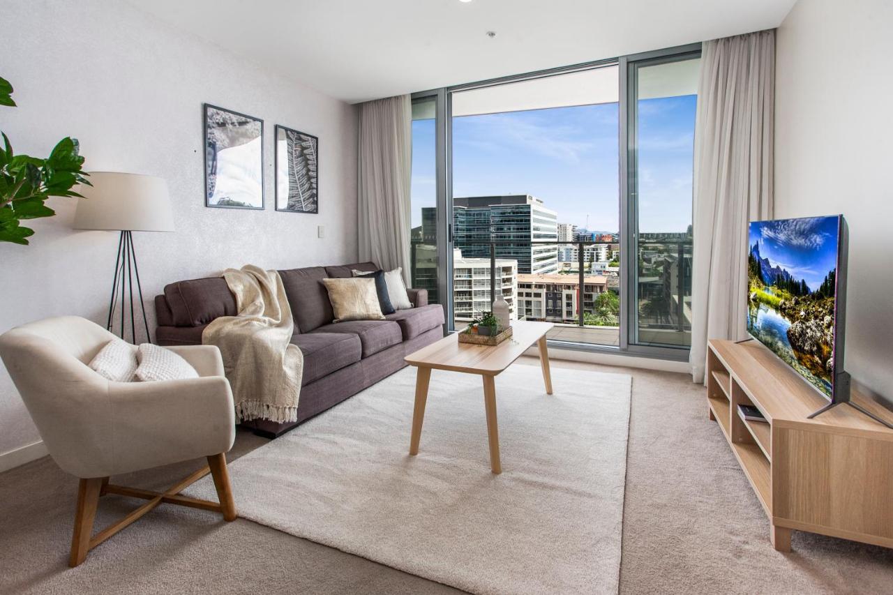 Slick Valley Pad With Balcony And Rooftop Pool Apartment *