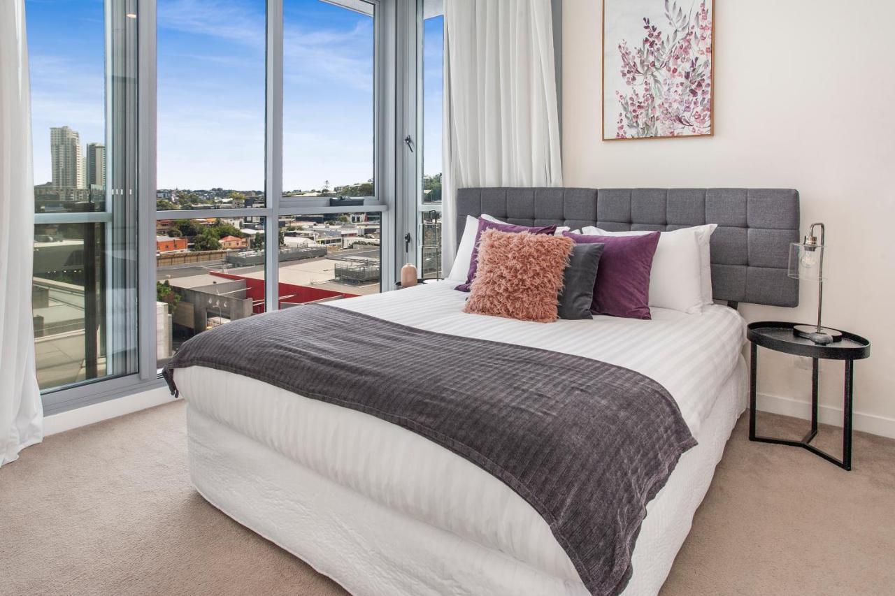 Slick Valley Pad With Balcony And Rooftop Pool *