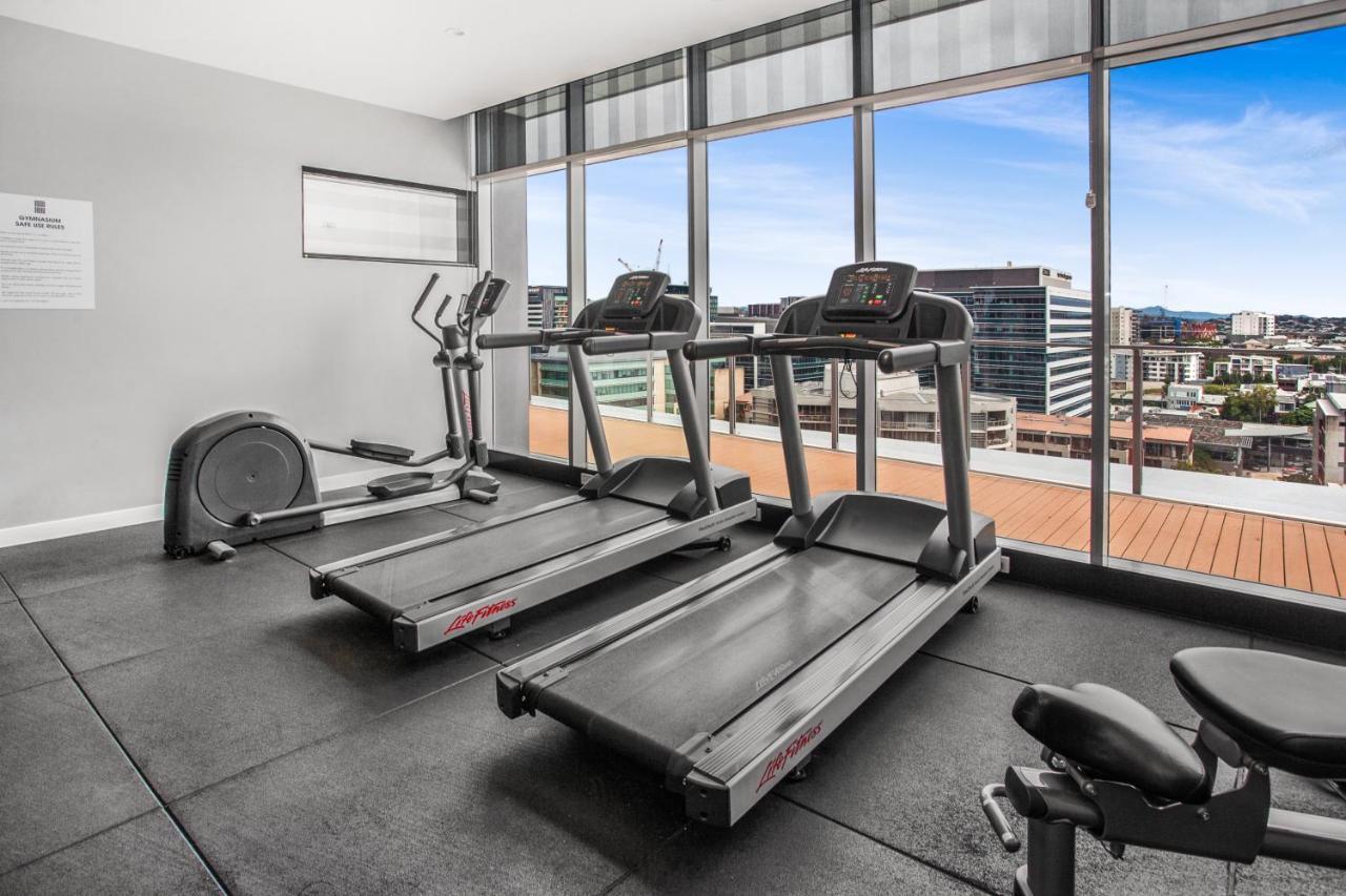 Apartment Slick Valley Pad With Balcony And Rooftop Pool *