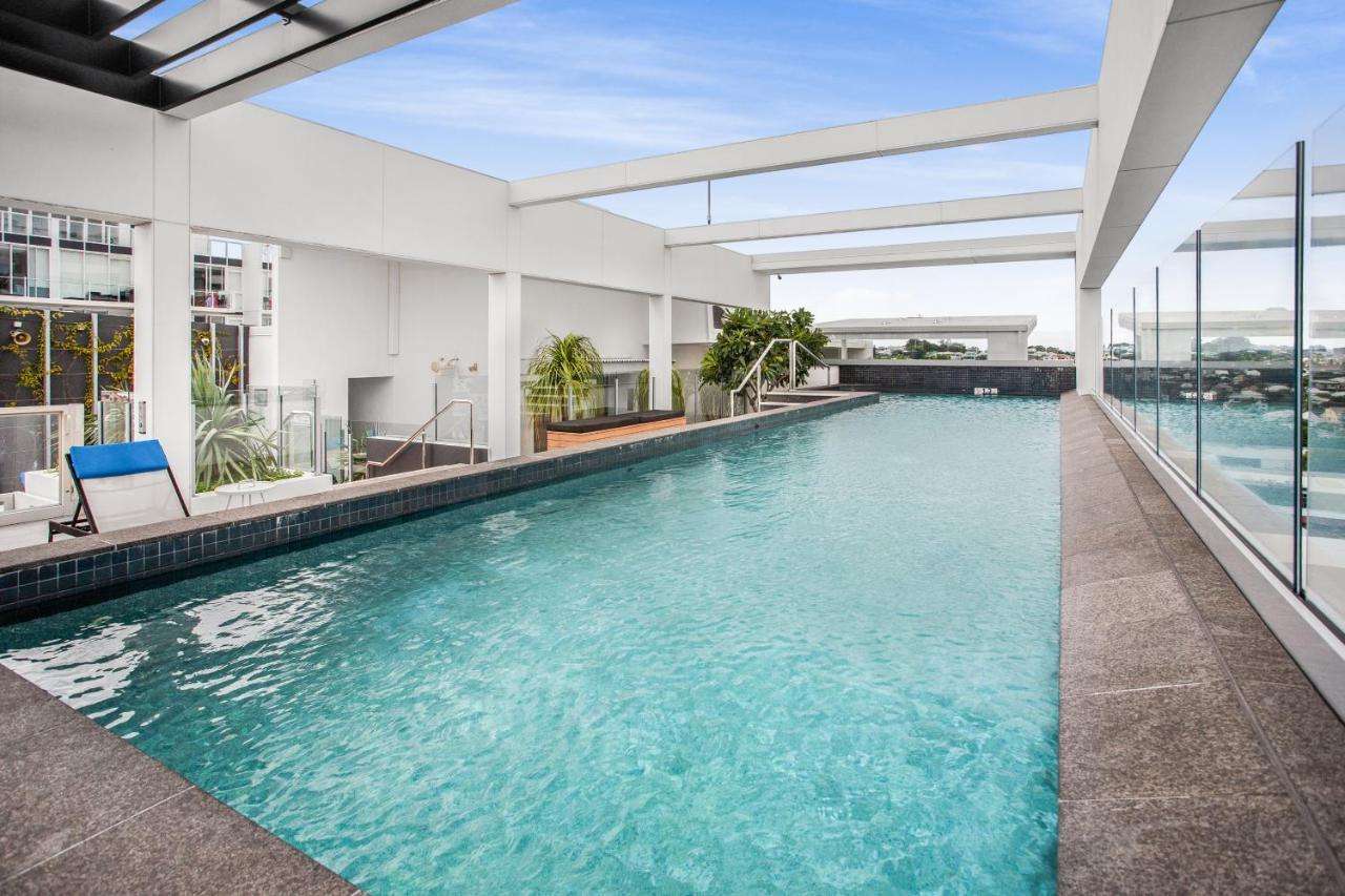 Slick Valley Pad With Balcony And Rooftop Pool Brisbane