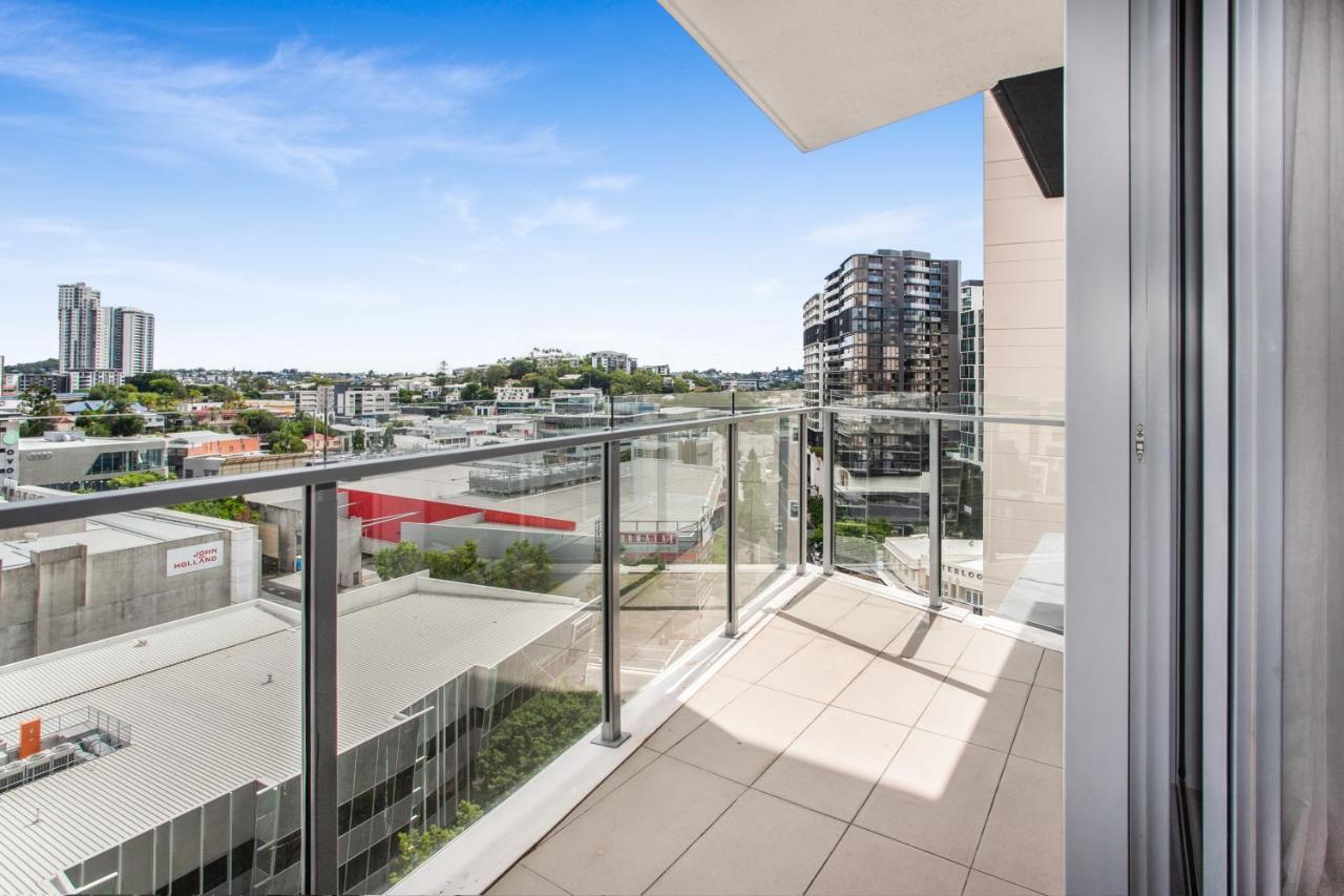 Slick Valley Pad With Balcony And Rooftop Pool Apartment Brisbane