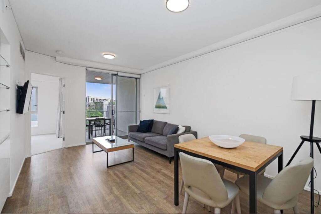 Lovely 2- Bedroom Unit With Free Parking *