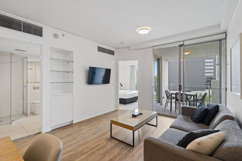 Lovely 2- Bedroom Unit With Free Parking Apartment