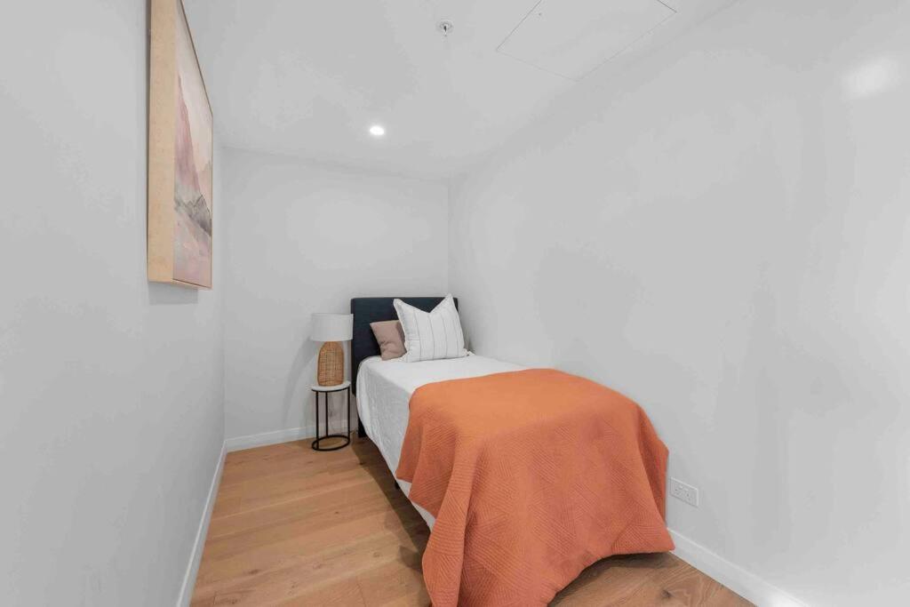 Apartment Prime Position 1. 5 Bedroom W/ View/ Parking / Roof Pool Brisbane