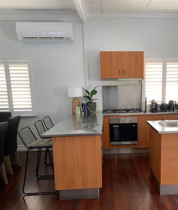 Holiday home Charming 1920's 4br Freestanding Plantation Qldr. Brisbane