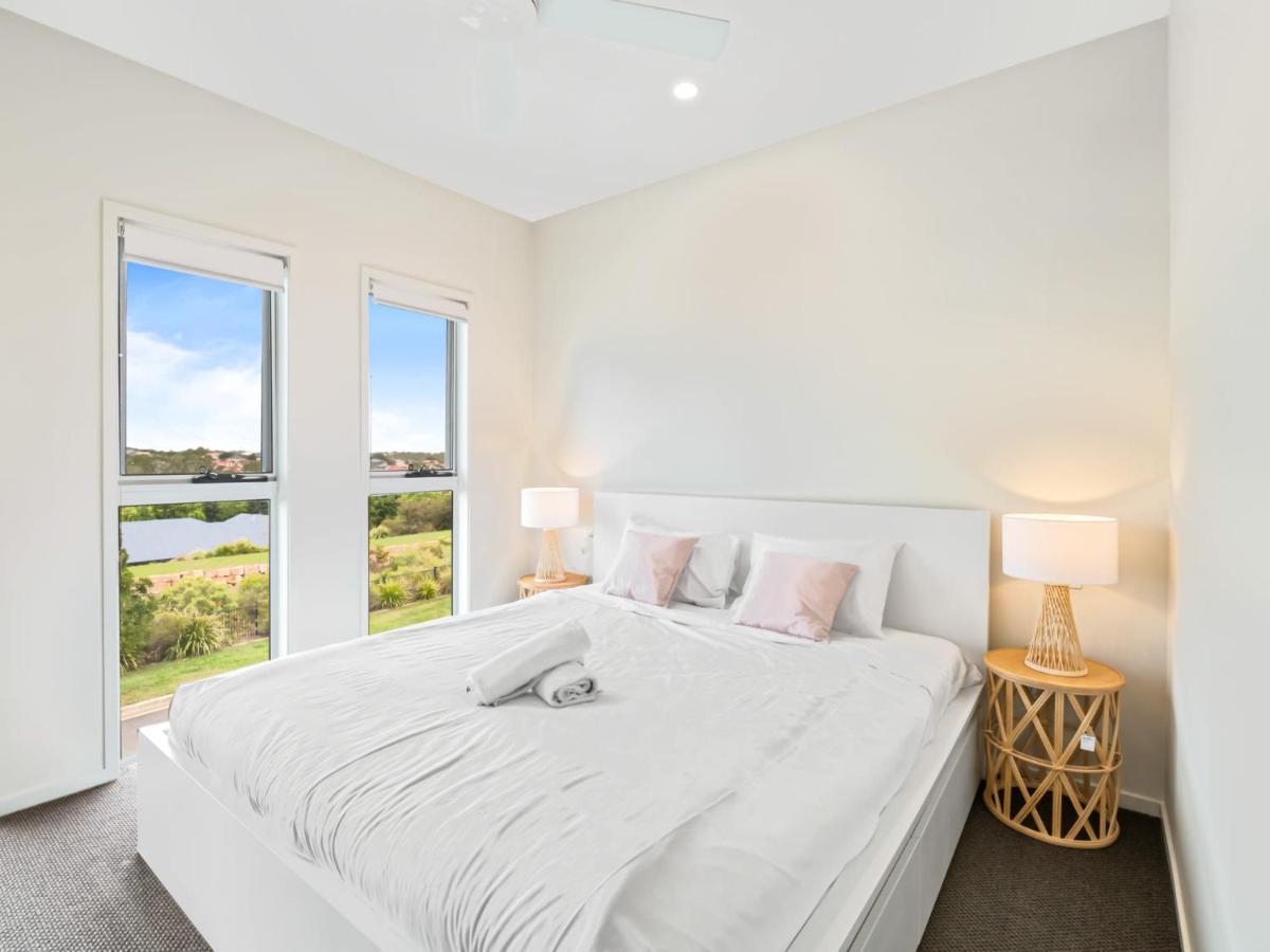 Luxury Hilltop Brand-new 5bd