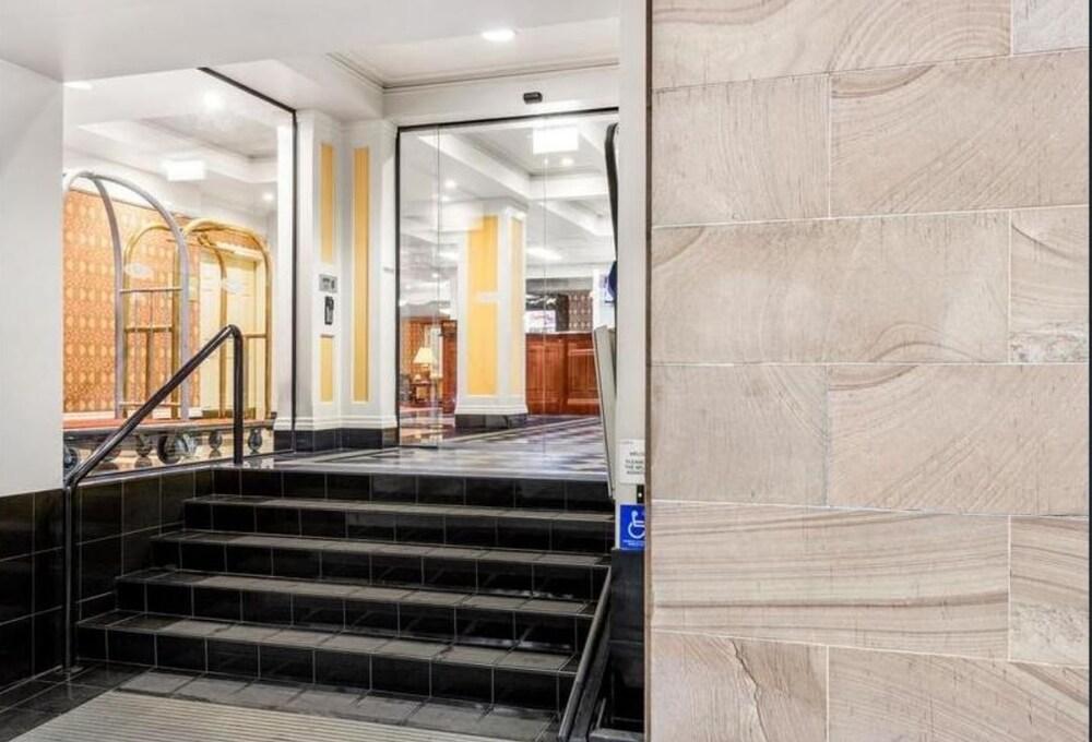 Evolution Aparthotel 4*