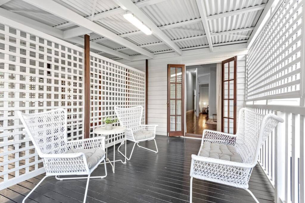 The Deck! 2 Bed/1 Bath/1 Car ~ New Farm *