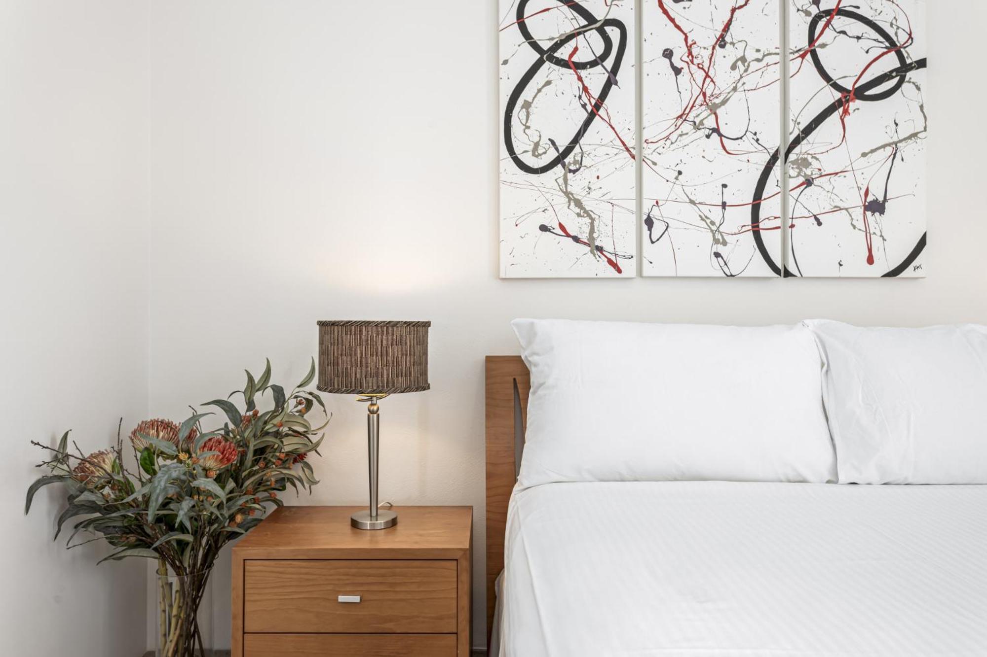 High-floor 2-bed Cbd Unit With Views & Amenities Apartment *