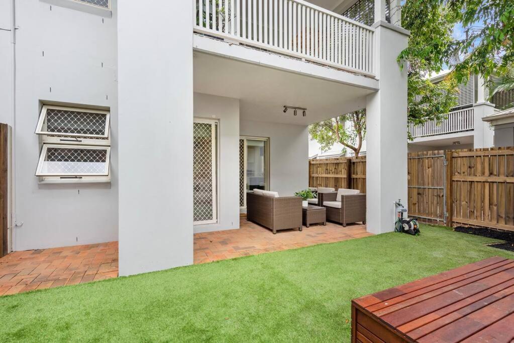 Apartment Contemporary Comfy ~ 2bed/2bath/1car ~ Hawthorne Brisbane