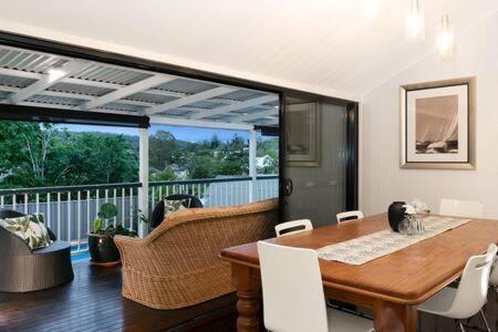 The Indooroopilly Queenslander - 4 Bedroom Family - Private Pool - Wifi - Netflix *
