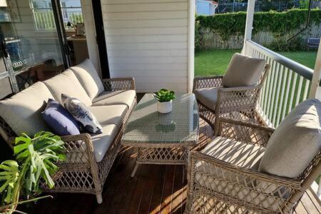 The Indooroopilly Queenslander - 4 Bedroom Family - Private Pool - Wifi - Netflix * Brisbane