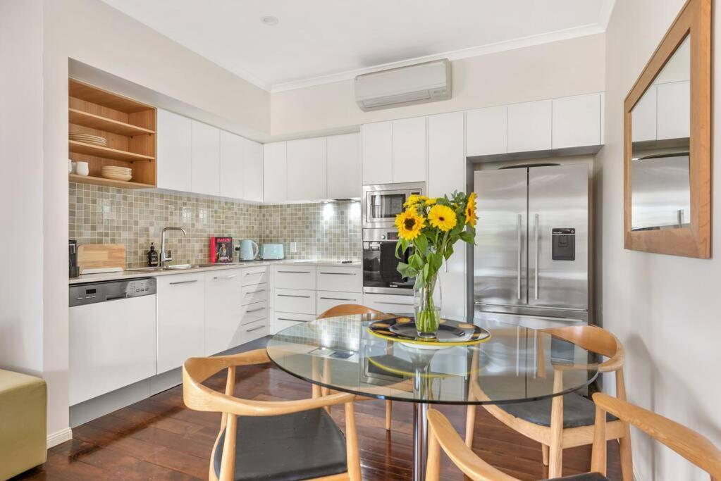 Modern Twist + Old World Charm ~ 3bed/2bath/2car Holiday home