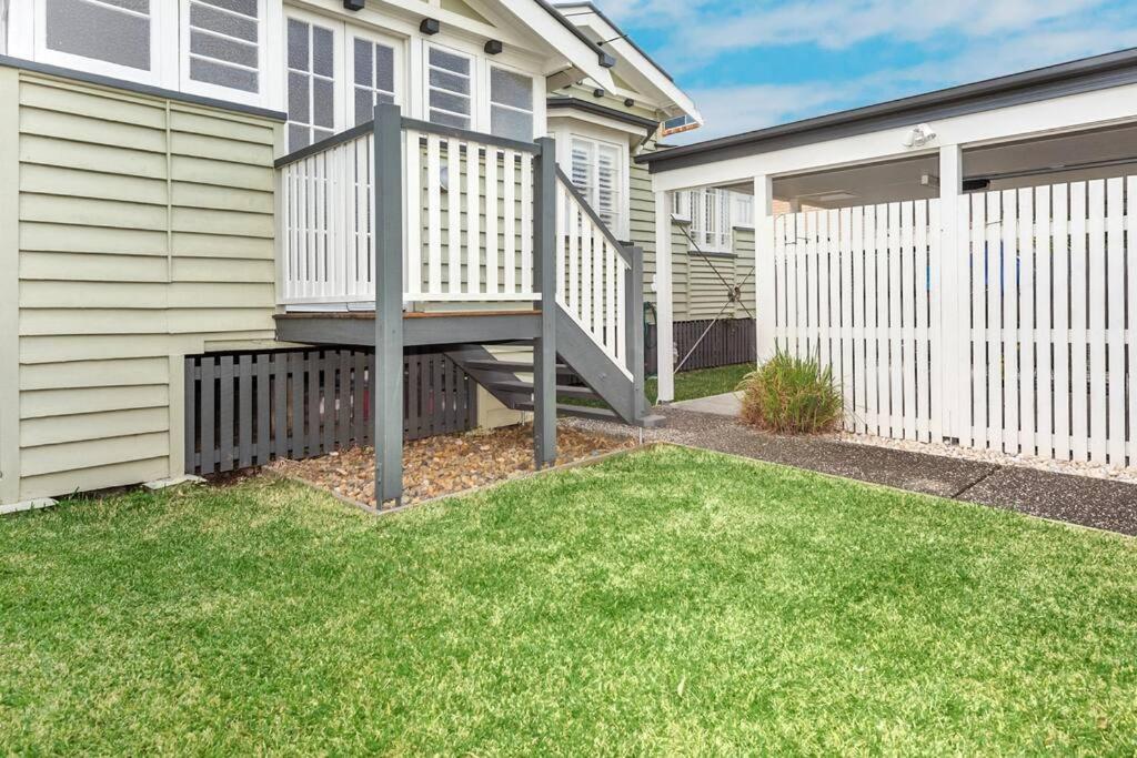 Modern Twist + Old World Charm ~ 3bed/2bath/2car Holiday home *
