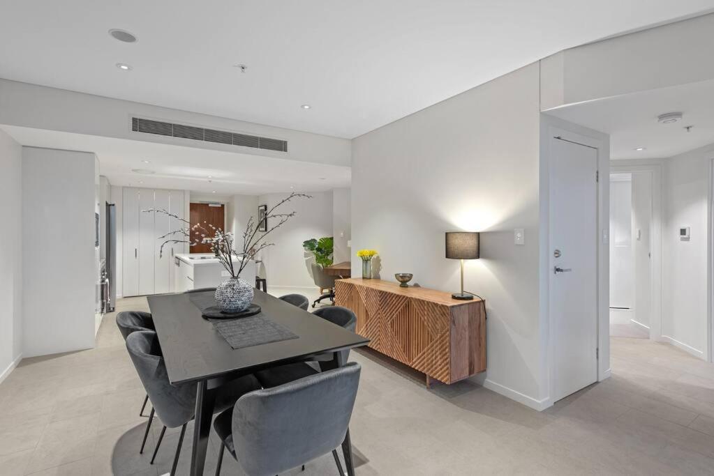 Skyhigh Style ~ 2bed/2bath/1car/views! ~ Cbd Apartment
