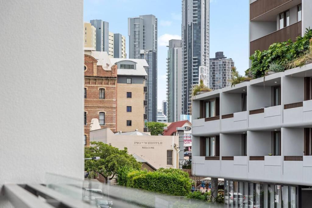 & Stylish! 1bed/1bath/1car ~ 5 Mins To Cbd *