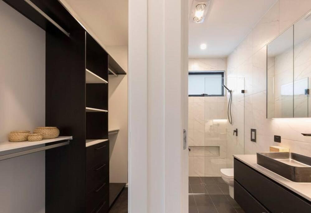 Luxurious New With Pool & Bathtub Holiday home
