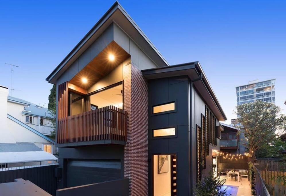 Luxurious New With Pool & Bathtub