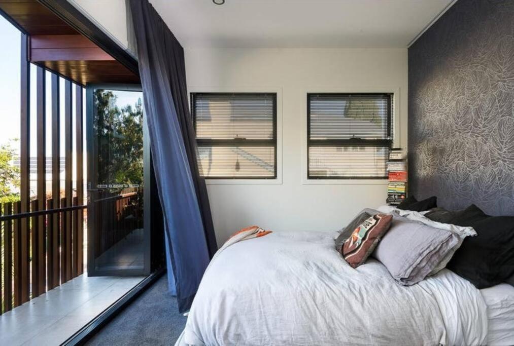 Luxurious New With Pool & Bathtub Brisbane
