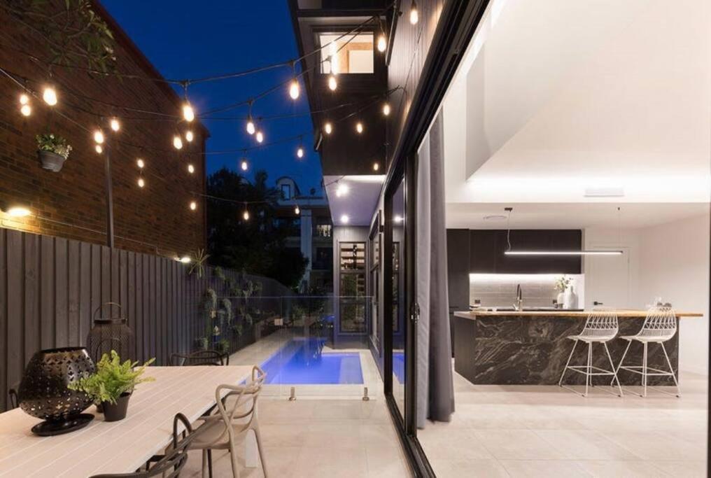 Luxurious New With Pool & Bathtub * Brisbane