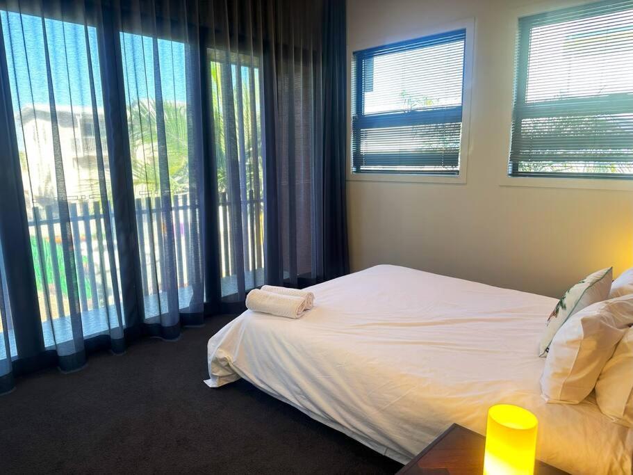 Holiday home Luxurious New With Pool & Bathtub