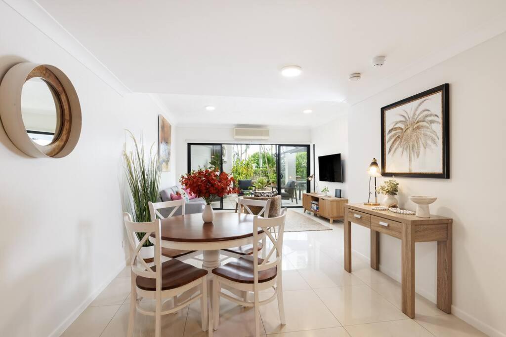 Spacious 2 Bed/2 Bath Garden Aircon * Brisbane