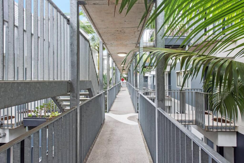 & Stylish! 1bed/1bath/1car ~ 5 Mins To Cbd Apartment