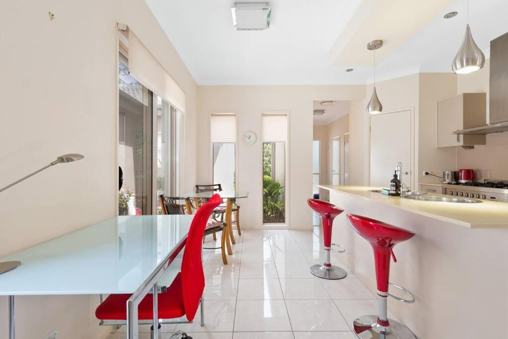 Impeccable Modern 1 Bedroom ~ Taringa