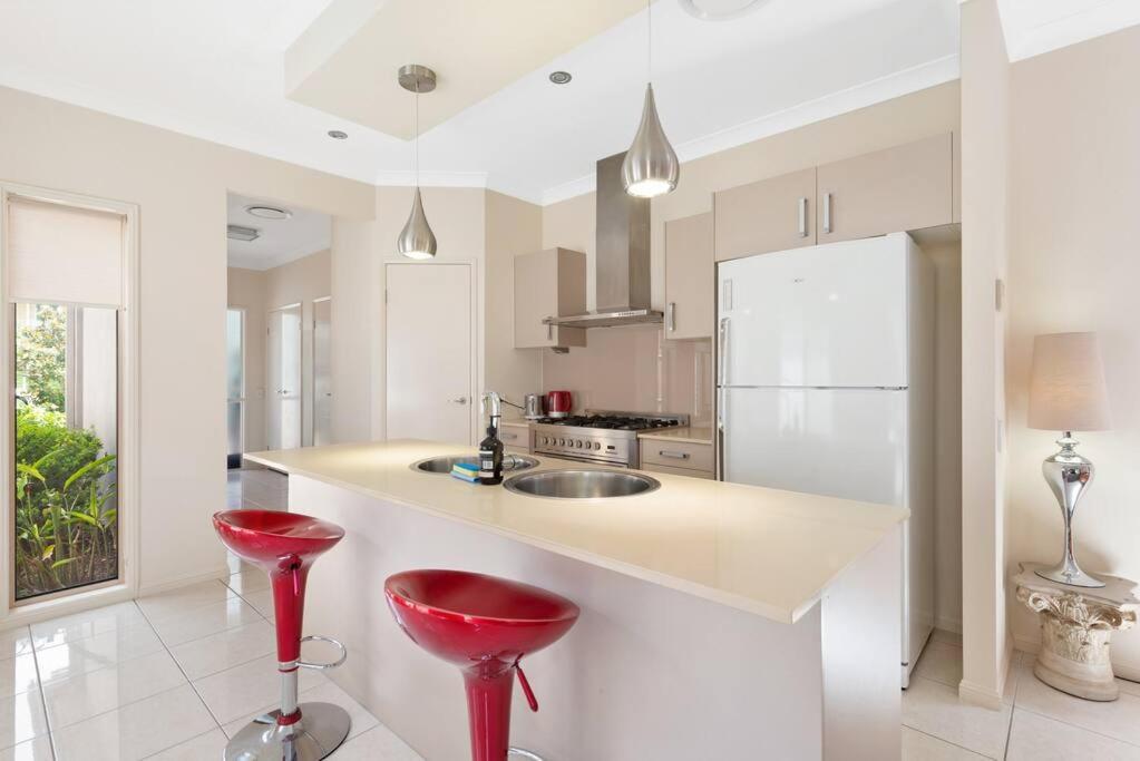 Impeccable Modern 1 Bedroom ~ Taringa Apartment *