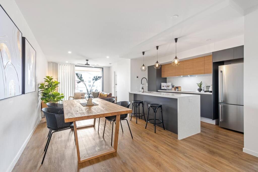 Stylish & Superb! 2bed/2bath/1car~ Walk To Cbd * Brisbane