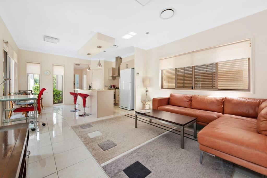 Impeccable Modern 1 Bedroom ~ Taringa * Brisbane