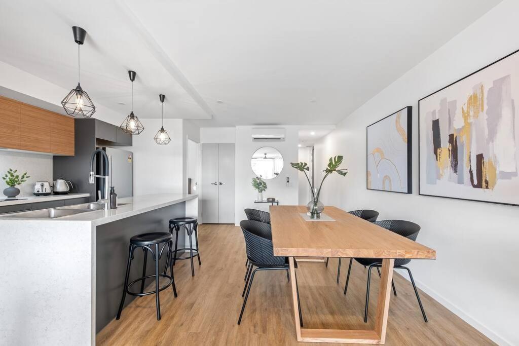 Stylish & Superb! 2bed/2bath/1car~ Walk To Cbd Apartment