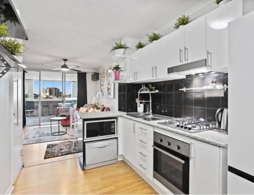 Apartment Retro Chic Vibes, Tropical Pool & Prime Location Brisbane
