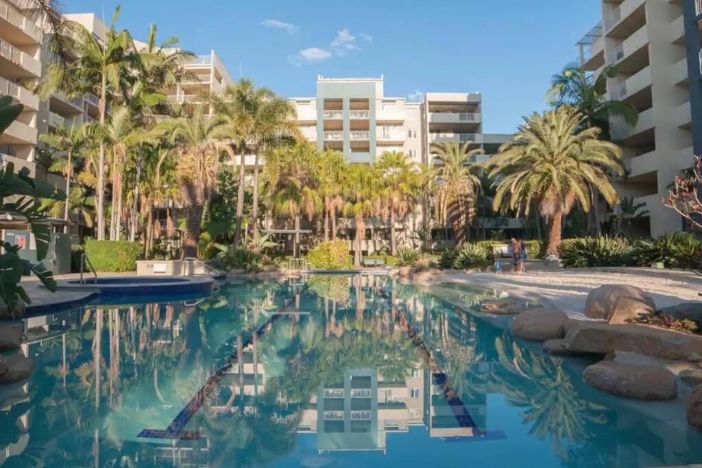 Retro Chic Vibes, Tropical Pool & Prime Location