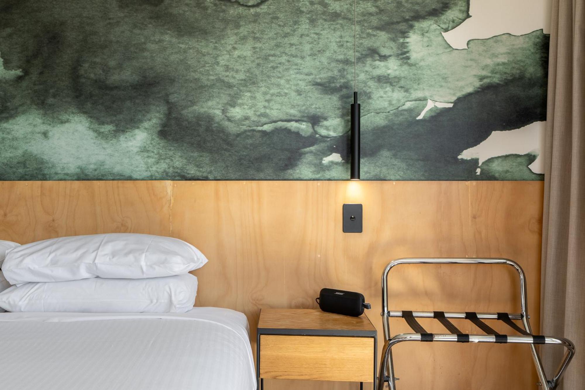 Quirky Cbd With Pool Sauna And Balcony Brisbane